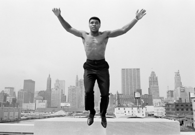 Thomas Hoepker, Muhammad Ali springt vom Geländer einer Brücke über den Chicago River